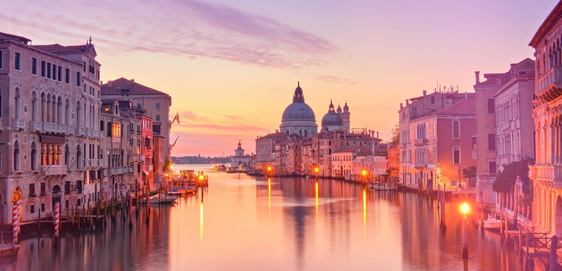 Italien im Herbst: Eine Abendaufnahme von der Lagunenstadt Venedig, auf der man eine Lagune im Abendlicht sehen kann. 
