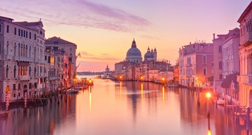 Italien im Herbst: Eine Abendaufnahme von der Lagunenstadt Venedig, auf der man eine Lagune im Abendlicht sehen kann. 