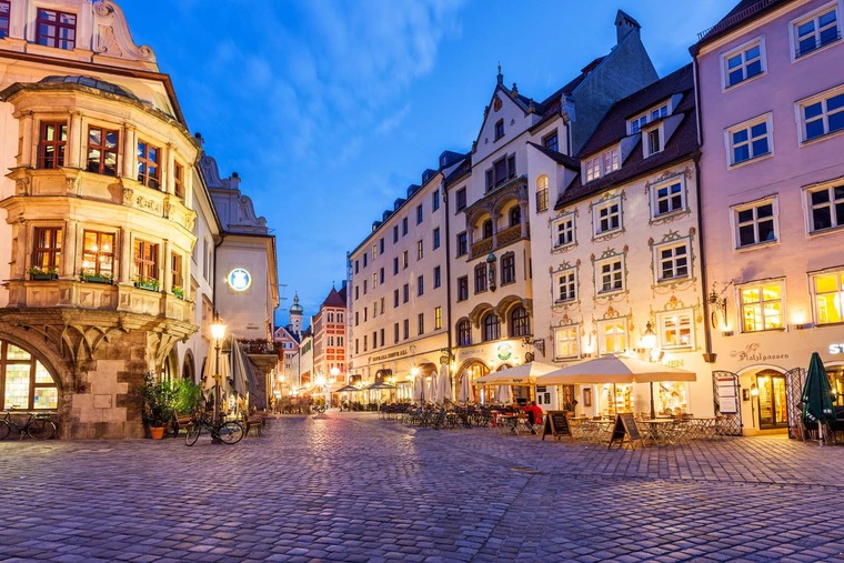 Sehenswürdigkeiten in München: Blick auf das Hofbräuhaus bei Nacht