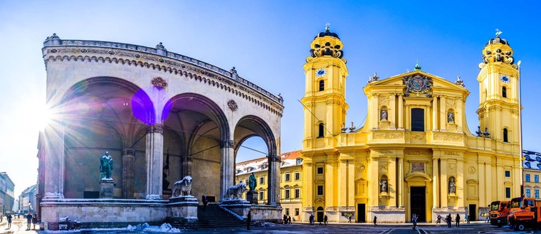 Sehenswürdigkeiten in München: ein Blick auf die Theatinerkirche und die Feldherrenhalle auf dem Odeonsplatz in München