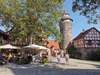 Zu den Sehenswürdigkeiten von Nürnberg gehört die Kaiserburg, die im Bild an einem sonnigen Tag zu sehen ist. 