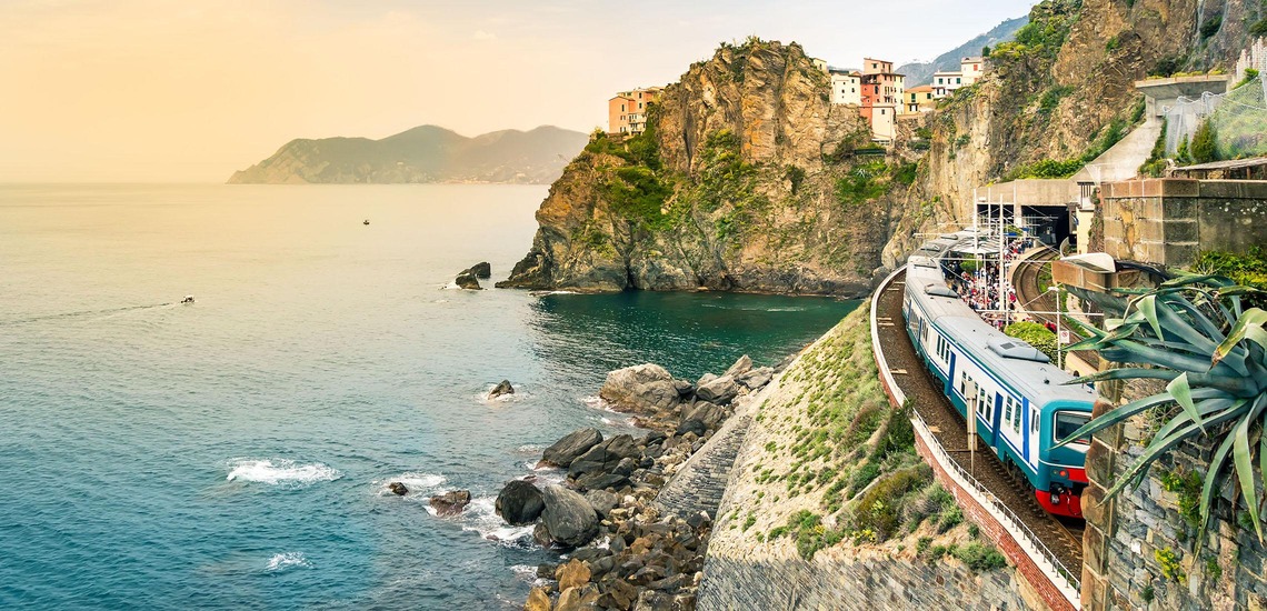 Nachhaltig reisen: Auf dem Bild zu sehen ist ein kleiner Bahnhof bei Cinque Terre mit einem Zug.