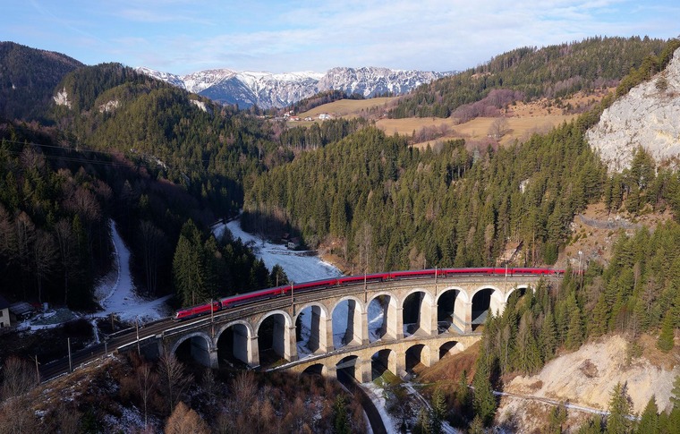 Zum nachhaltig reisen gehört die Semmeringbahn. Auf dem Bild sieht man das Kalte-Rinne-Viadukt.