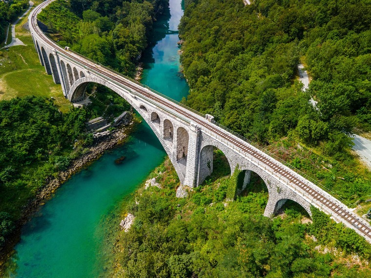 Zum nachhaltig reisen gehört die Wocheinerbahn. Auf dem Bild sieht man die berühmte Solkan-Brücke.