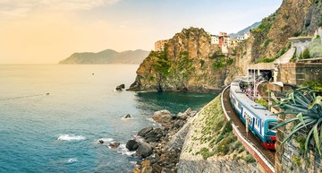 Nachhaltig reisen: Auf dem Bild zu sehen ist ein kleiner Bahnhof bei Cinque Terre mit einem Zug.
