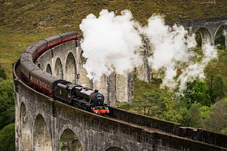 Zum nachhaltig reisen gehört die West Highland Line. Auf dem Bild sieht man das Glenfinnan Viaduct