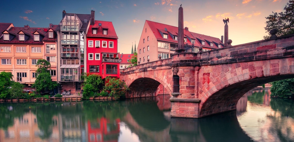 Sehenswürdigkeiten von Nürnberg: Blick auf die Nürnberger Altstadt im Abendlicht.