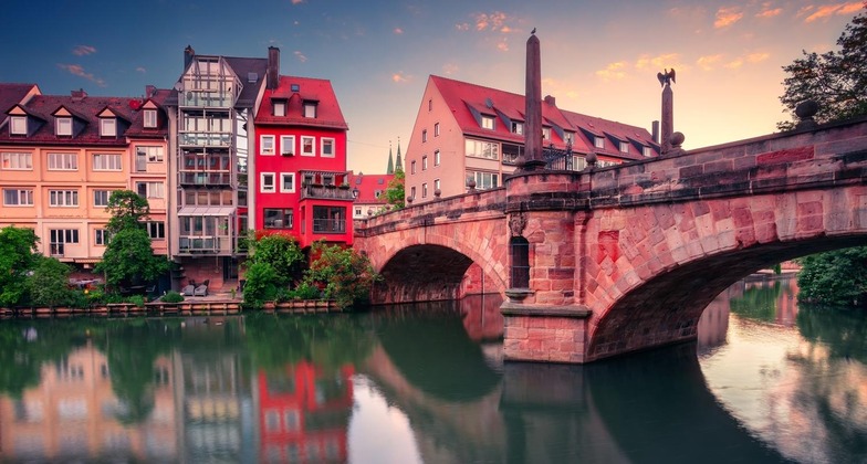 Sehenswürdigkeiten von Nürnberg: Blick auf die Nürnberger Altstadt im Abendlicht.