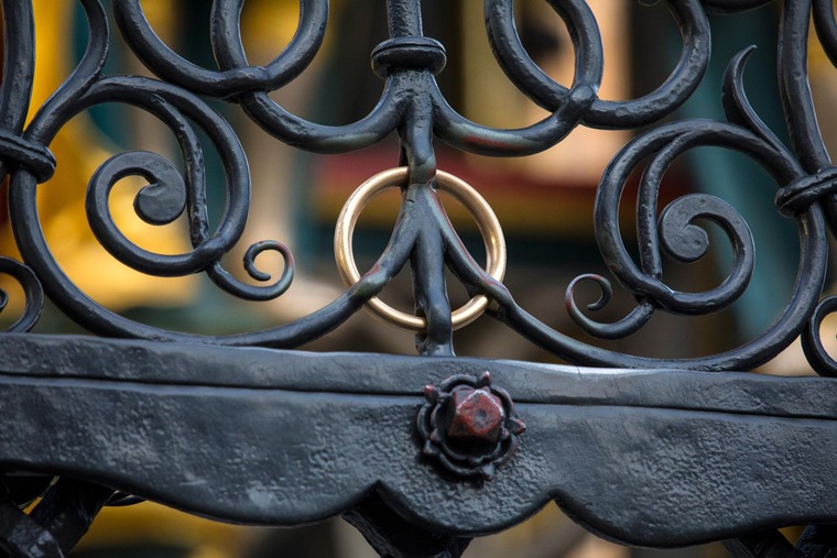 Zu den Sehenswürdigkeiten von Nürnberg gehört der Schöne Brunnen. Im Bild zu sehen: Ein Detail aus den reichen, goldenen Verzierungen des Brunnens. 