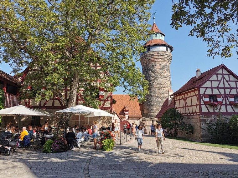Zu den Sehenswürdigkeiten von Nürnberg gehört die Kaiserburg, die im Bild an einem sonnigen Tag zu sehen ist. 