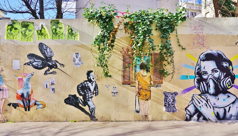 Zu den Sehenswürdigkeiten von Paris gehört das Viertel Butte-aux-Cailles. Im Bild zu sehen ein kunterbuntes Mural auf einer Hauswand. 