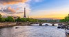 Sehenswürdigkeiten von Paris: Blick auf die Stadt bei Sonnenuntergang, im Hintergrund der Eiffelturm.