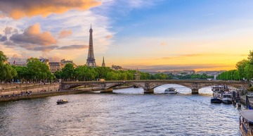 Sehenswürdigkeiten von Paris: Blick auf die Stadt bei Sonnenuntergang, im Hintergrund der Eiffelturm.