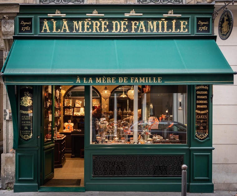 Zu den Sehenswürdigkeiten von Paris gehört die Rue des Martyrs. Im Bild ein Spezialitäten-Geschäft mit einer historischen Front in Grün. 