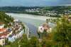 Zu den Passau Sehenswürdigkeiten gehört der Dreiflüsseeck. Auf dem Bild sieht man die Stelle, wo Donau, Inn und Ilz zusammenfließen und sich das unterschiedlich gefärbte Wasser der Flüsse vermischt. 