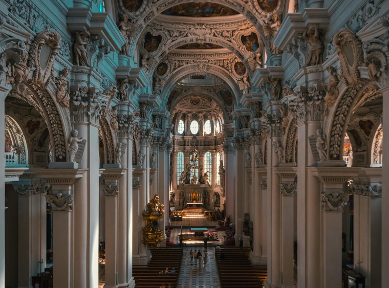 Zu den Passau Sehenswürdigkeiten gehört der Stephansdom. Auf dem Bild sieht man das imposante Hauptschiff von innen.