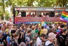 Top Queer-Events Europa: Bei der Vienna Pride und dem Christopher Street Day tanzen Menschen auf der Straße. Im Hintergrund sieht man den ÖBB pridejet, ein Fahrzeug der Parade. 