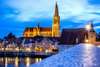 Zu den top Regensburg Sehenswürdigkeiten gehört der Dom St. Peter. Auf dem Bild sieht man ihn bei Nacht.