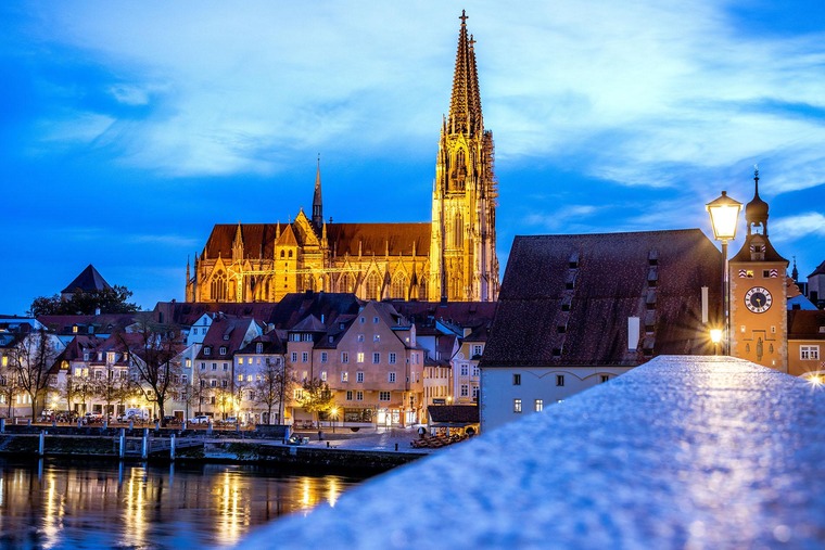 Zu den top Regensburg Sehenswürdigkeiten gehört der Dom St. Peter. Auf dem Bild sieht man ihn bei Nacht.