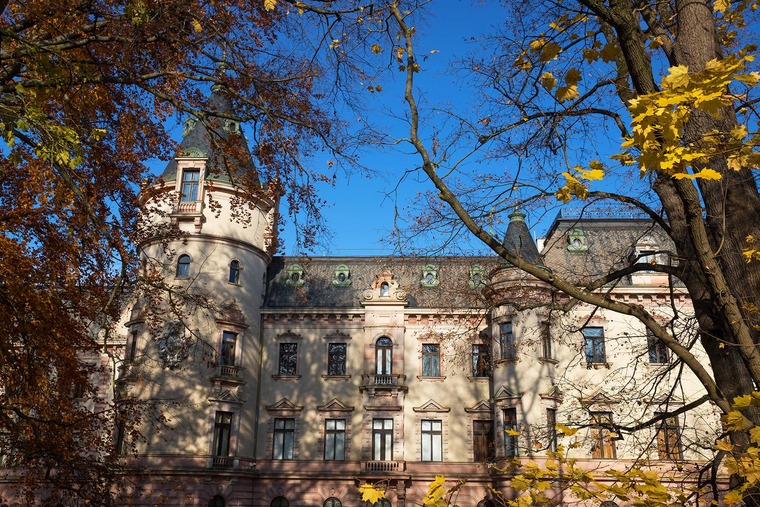Zu den top Regensburg Sehenswürdigkeiten gehört Schloss St. Emmeram. Auf dem Bild sieht man das schöne Schloss von außen. 