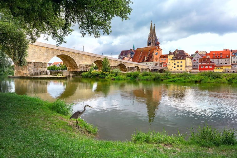 Zu den top Regensburg Sehenswürdigkeiten gehört auf jeden Fall die Steinerne Brücke. Auf dem Bild sieht man sie bei Tag.