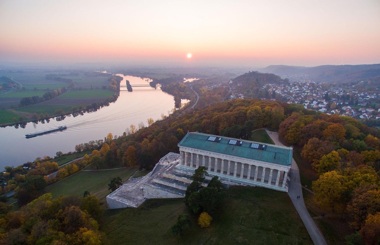 Zu den top Regensburg Sehenswürdigkeiten gehört Walhalla. Auf dem Bild sieht man die Gedenkstätte an der Donau.