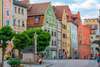 Zu den top Regensburg Sehenswürdigkeiten gehört die historische Altstadt.  Auf dem Bild sieht man mittelalterliche Häuser in einer Kopfsteinpflastergasse.