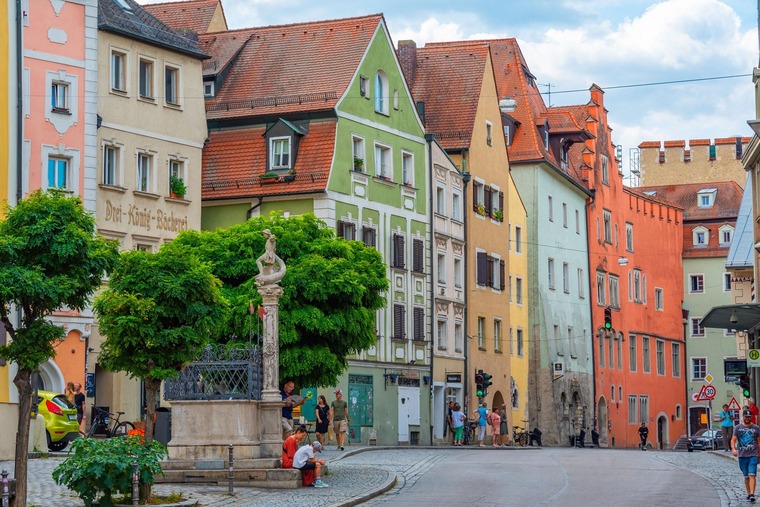 Zu den top Regensburg Sehenswürdigkeiten gehört die historische Altstadt.  Auf dem Bild sieht man mittelalterliche Häuser in einer Kopfsteinpflastergasse.