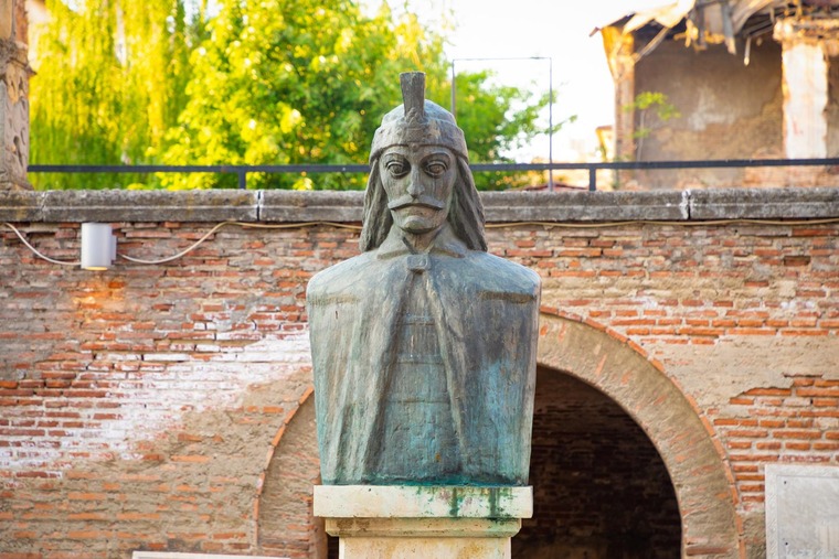 Wer mit dem Zug durch Rumänien fährt, kommt zum Abschluss in Bukarest an. Auf dem Bild sieht man eine Statue von Vlad Tepes (Dracula), in dessen „Ehren“ ein groß angelegter Themenpark in Bukarest entsteht. 