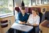 Timing bei Smart Reisen - zwei junge Erwachsene im Railjet