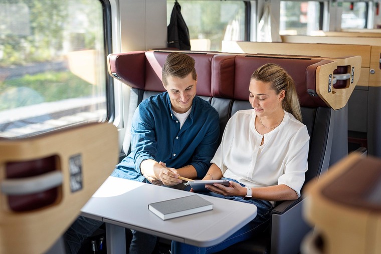 Timing bei Smart Reisen - zwei junge Erwachsene im Railjet