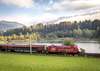 Reise planen: Unser Tipp ist es, die Anreise schon als Teil der Urlaubs zu genießen. Im Bild sieht man einen Railjet, der in grüner Landschaft fährt. 