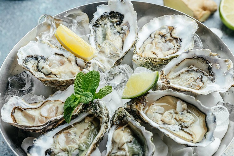 Zum Urlaub auf Sylt gehört die Gastronomie. Auf dem Bild sieht man frische Austern