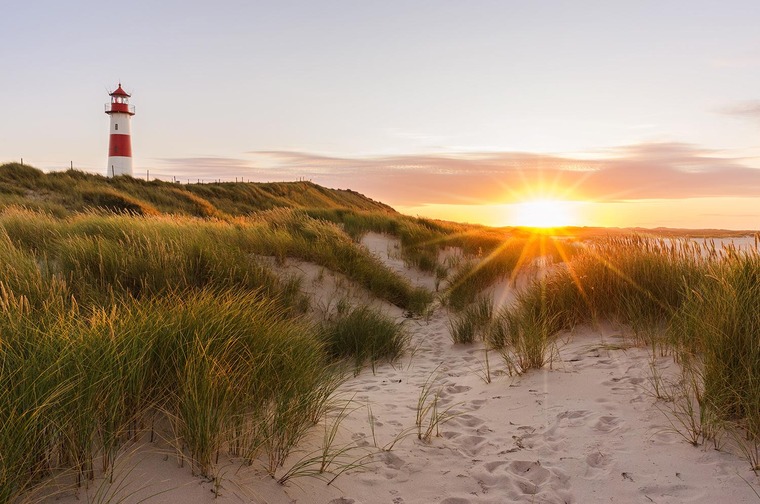 Zum Urlaub auf Sylt gehört der Ellenbogen. Auf dem Bild sieht man den Leuchtturm am Ellenbogen bei Sonnenuntergang