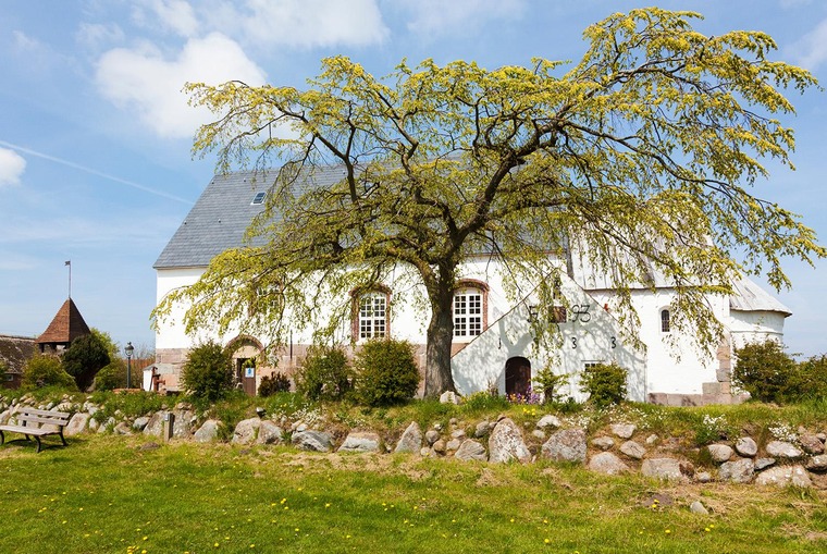 Zum Urlaub auf Sylt gehört das Dorf Morsum. Auf dem Bild sieht man eine kleine Kirche bei Morsum.
