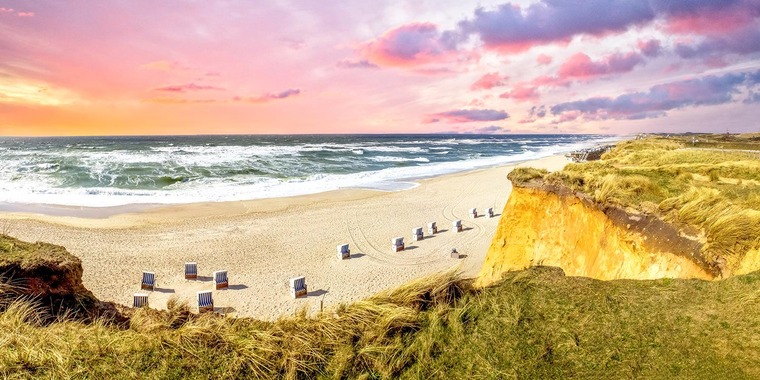 Zum Urlaub auf Sylt gehört das Seebad Wenningstedt. Auf dem Bild sieht man den Strand von Wenningstedt.