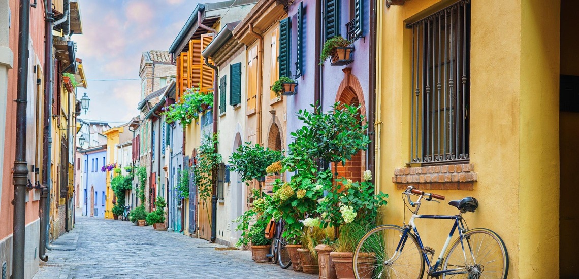 Urlaub in Italien: Eine kleine Gasse mit alten Häusern in San Giuliano Mare, Rimini, Italien. 