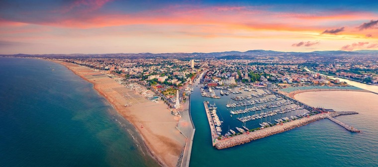 Urlaub in Italien: ein Panoramablick auf den Strand von Rimini