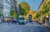 Zu den Sehenswürdigkeiten in Zürich gehört die Bahnhofstraße. Am Bild zu sehen die Straße an einem herbstlichen Tag mit flanierenden Menschen. 