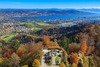 Zu den Sehenswürdigkeiten in Zürich gehört der Uetliberg mit dem Blick auf Zürich und den Zürichsee