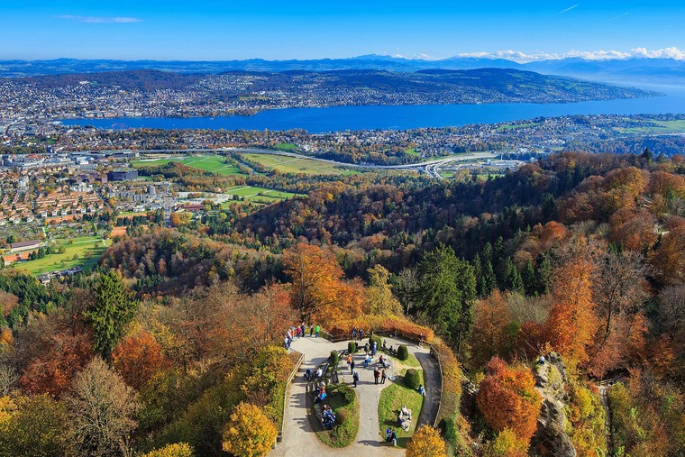 Zu den Sehenswürdigkeiten in Zürich gehört der Uetliberg mit dem Blick auf Zürich und den Zürichsee