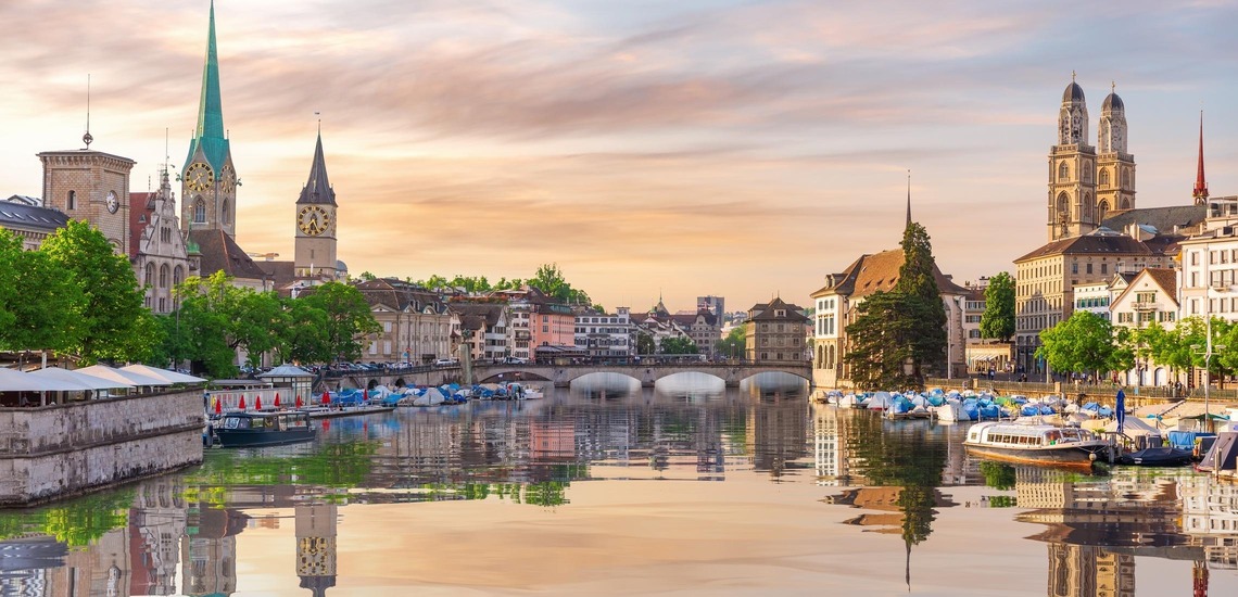 Sehenswürdigkeiten in Zürich: Blick auf das Zentrum von Zürich vom Fluss aus. 