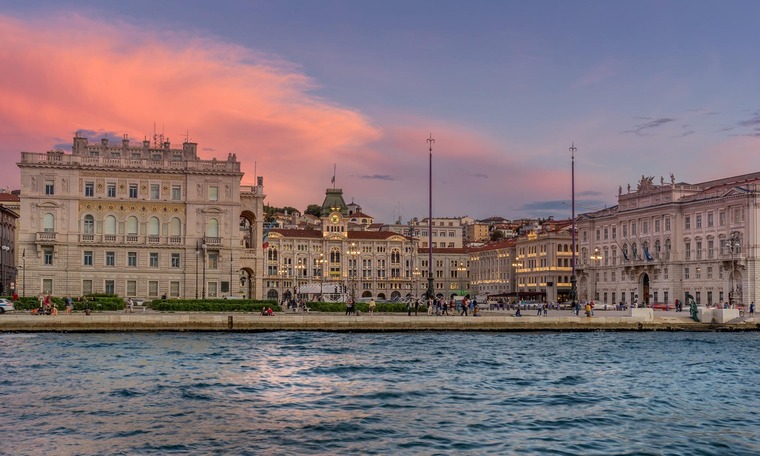 Triest Sehenswürdigkeiten: Die Piazza Unità d’Italia im Abendlicht. 