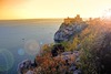 Triest Sehenswürdigkeiten: Der Rilkeweg in Duino führt zum Schloss Duino, hier im Abendlicht zu sehen. 
