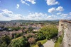 Triest Sehenswürdigkeiten: Blick auf die Altstadt von Görz bei Sonnenschein. 