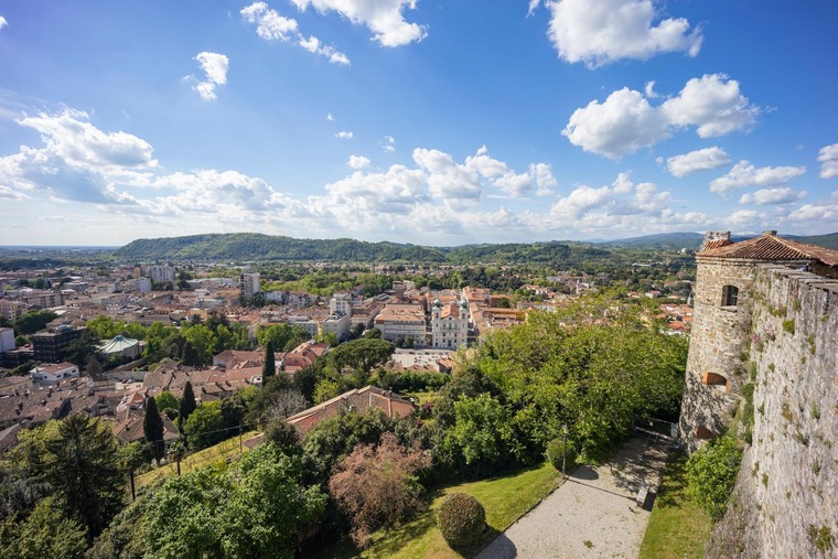 Triest Sehenswürdigkeiten: Blick auf die Altstadt von Görz bei Sonnenschein. 