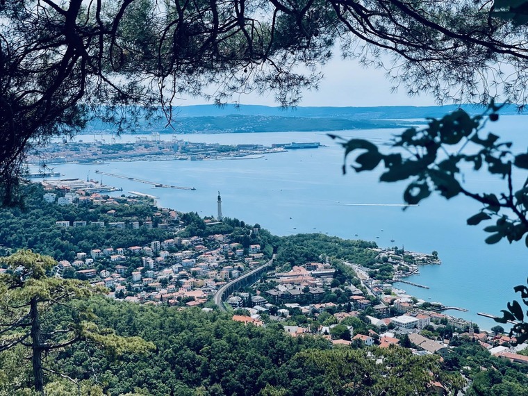 Triest Sehenswürdigkeiten: Einen schönen Fernblick auf Triest und bis nach Grado hat man vom napoleonischen Wanderweg nach Prosecco. 