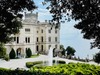 Triest Sehenswürdigkeiten: Blick auf das Schloss Miramare,, das wie ein weißes Märchenschloss direkt am Meer liegt. 