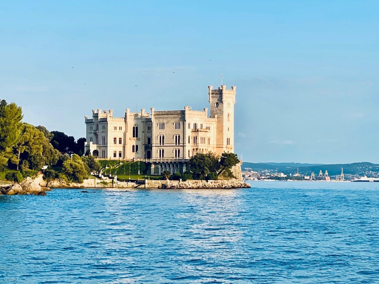 Triest Sehenswürdigkeiten: Blick auf das Schloss Miramare,, das wie ein weißes Märchenschloss direkt am Meer liegt. 