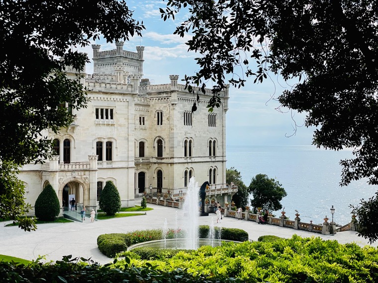 Triest Sehenswürdigkeiten: Blick auf das Schloss Miramare,, das wie ein weißes Märchenschloss direkt am Meer liegt. 